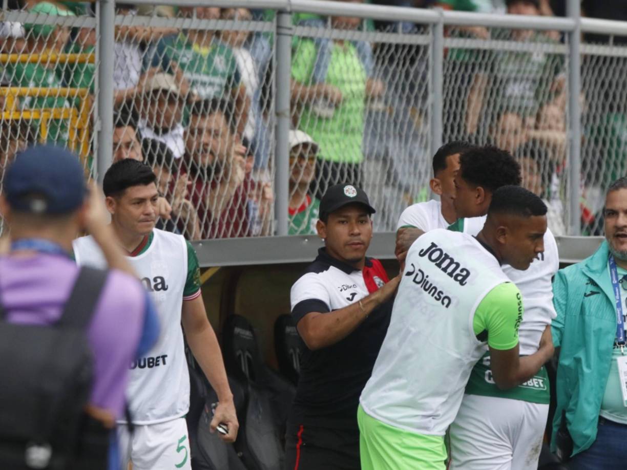 Sus compañeros intentaron calmarlos, pero el zafarrancho continuó alrededor de varios minutos más.