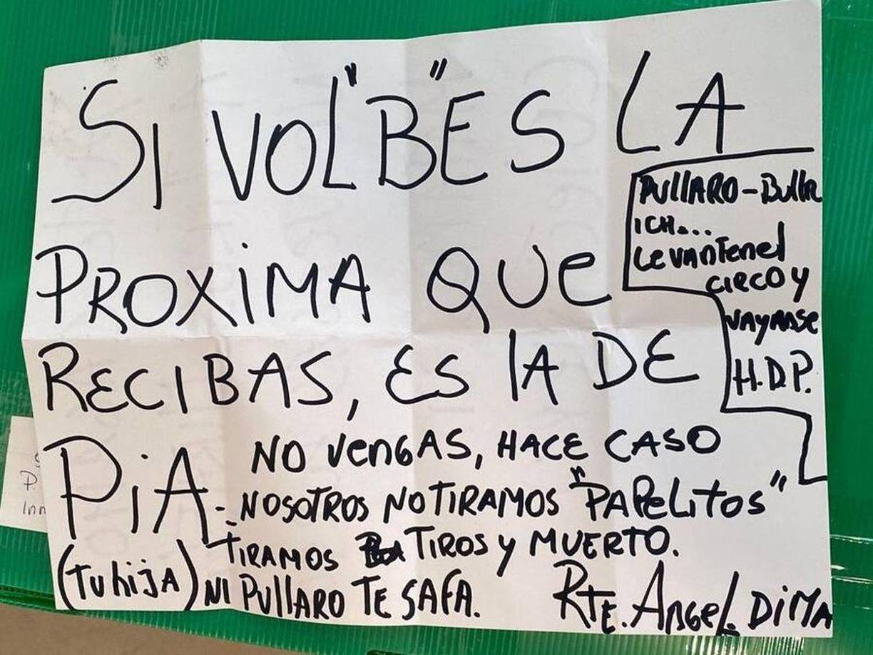 La intimidación, llevada a cabo en un barrio privado de las afueras de Rosario, consistió en arrojar una bolsa que llevaba una tarjeta con la leyenda “Familia Di María” y una nota que decía “Ni (Maximiliano) Pullaro te va a salvar”, en referencia al gobernador de Santa Fe.