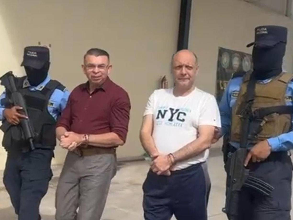 Añade que Maldonado Aguilar (izquierda) presentó una oferta engañosa que prometía camiones nuevos de la marca alemana MAN con tecnología avanzada para combatir incendios, al contrario, se adquirieron vehículos con fallas mecánicas y técnicas graves.