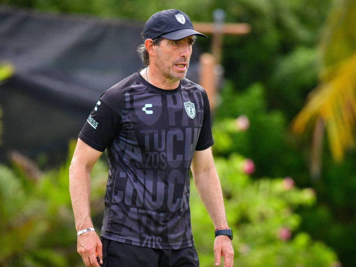 Guillermo Almada: Entrenador uruguayo que dirige a los Tuzos de Pachuca y es un fuerte candidato para reemplazar a Jaime Lozano en la selección de México.