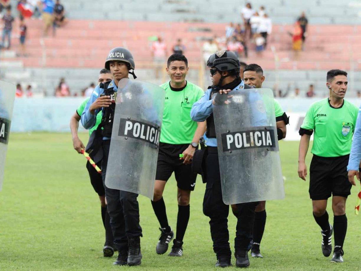 Tras el final del juego, elementos de la Policía Nacional resguardaron a la cuarteta de árbitros.