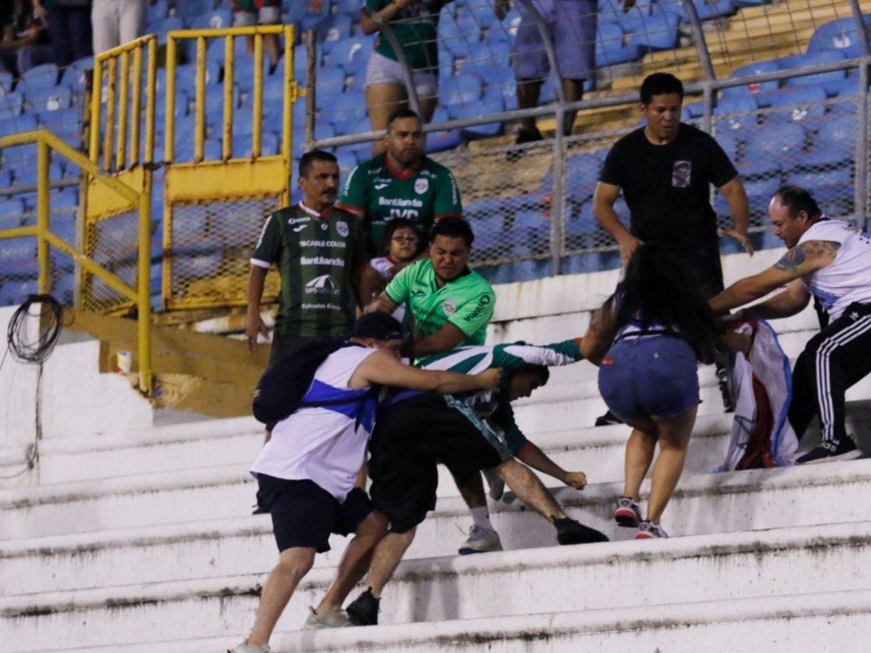 Barristas del Marathón y Alianza se fueron a los golpes en la localidad de preferencia del Estadio Olímpico de San Pedro Sula tras el final del juego.