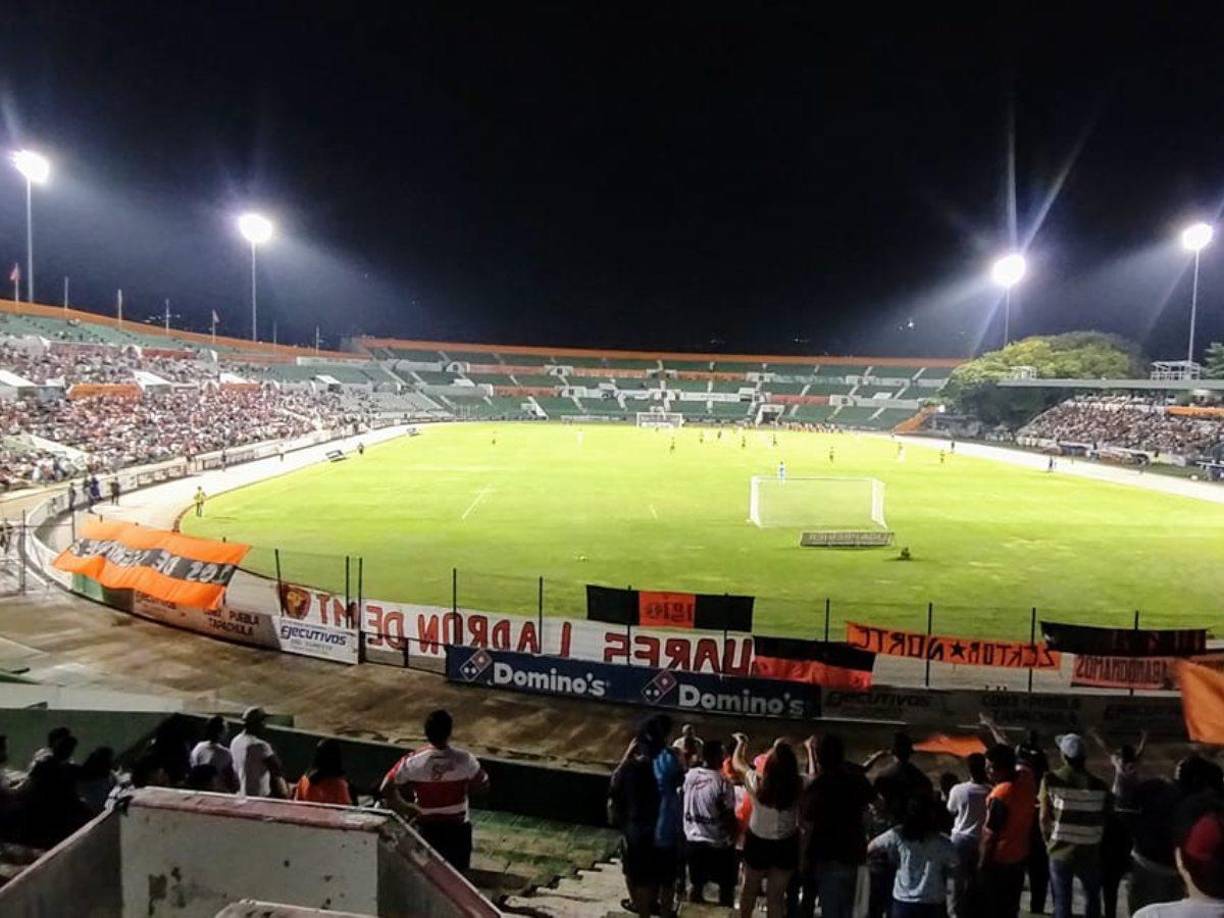 7,800 aficionados se hicieron presentes en el regreso del Jaguares al fútbol. 