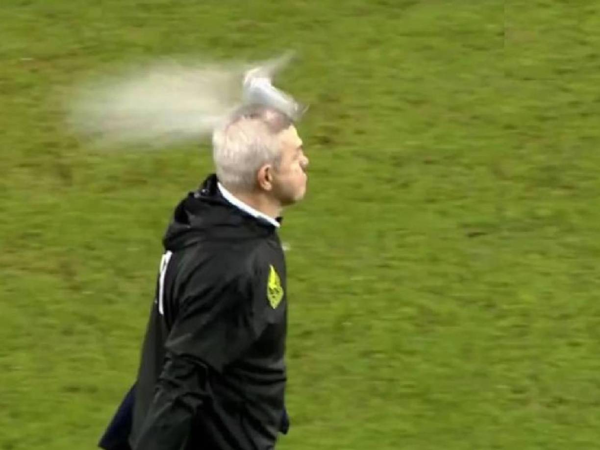 El entrenador del Tri sufrió un corte en la cabeza e inmediatamente en su rostro empezó a caer sangre.