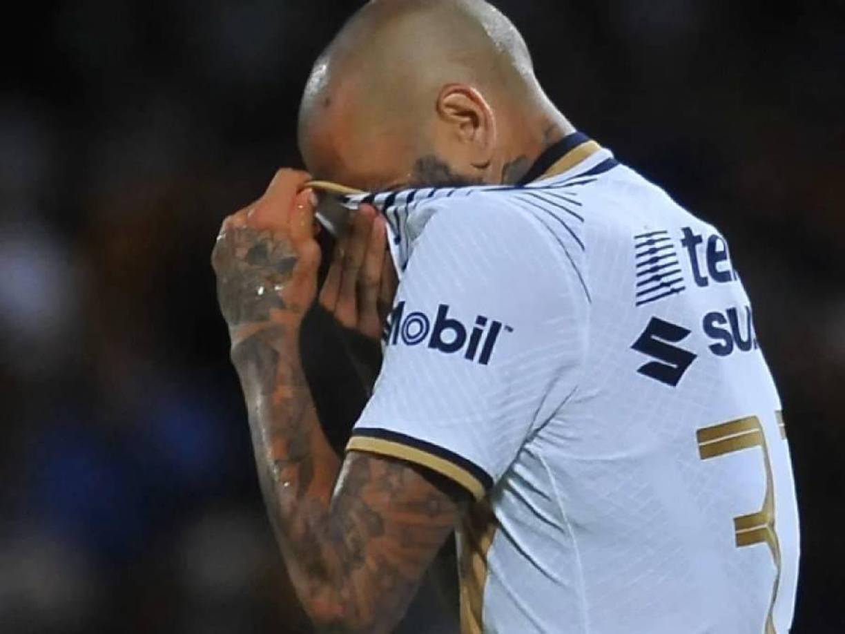 La Fiscalía, que en su recurso contra la sentencia pide a la Audiencia que condene a Alves a nueve años de cárcel, ha pedido al tribunal que mantenga en prisión al futbolista, argumentando que sigue existiendo riesgo de fuga, si cabe más aún después de la sentencia, puesto que la pena sigue siendo alta.