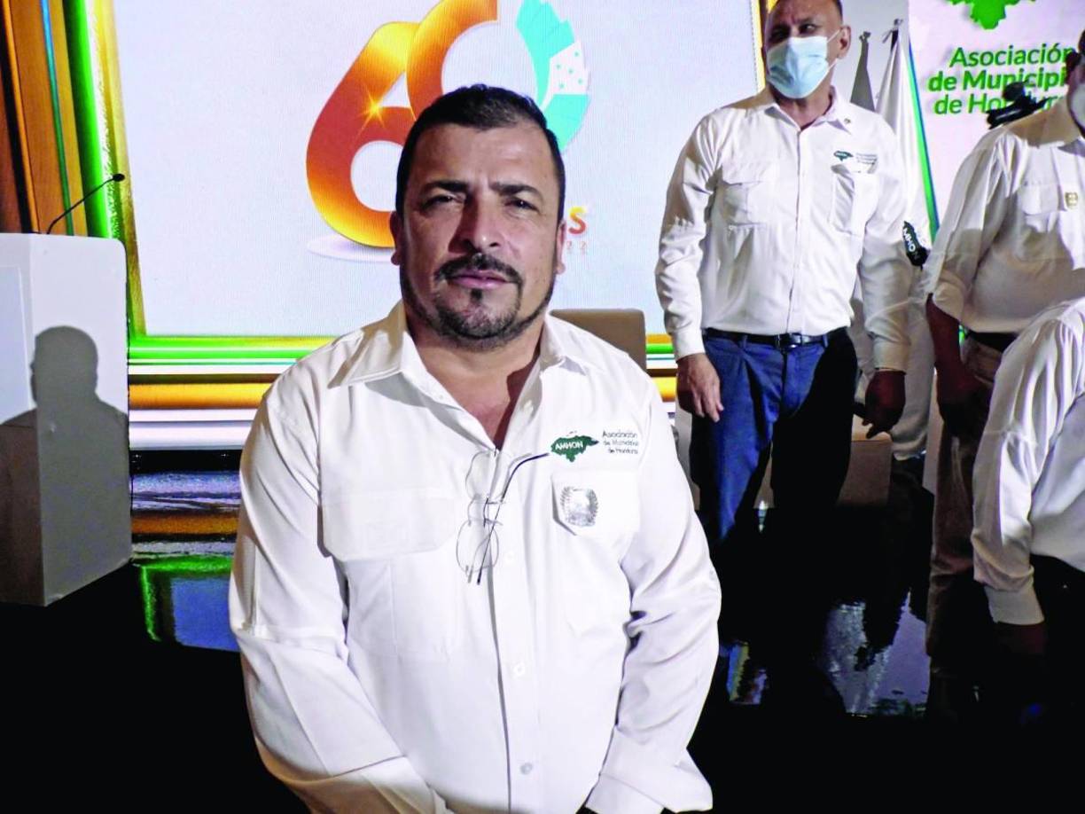 Referente a la reconstrucción en la escuela de Santa Anita, Castellanos dijo: “Específicamente con el alcalde (de Ocotepeque), que es del Partido Nacional (Israel Aguilar), él mandó a pintar las dos aulas que hizo el ‘chino’, que no las entrega pintadas”.