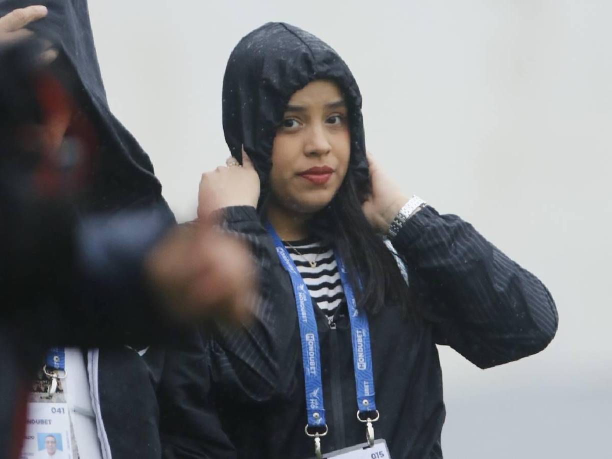 Las bellas periodistas también llegaron equiparadas en la previa del juego entre Real España vs Génesis.