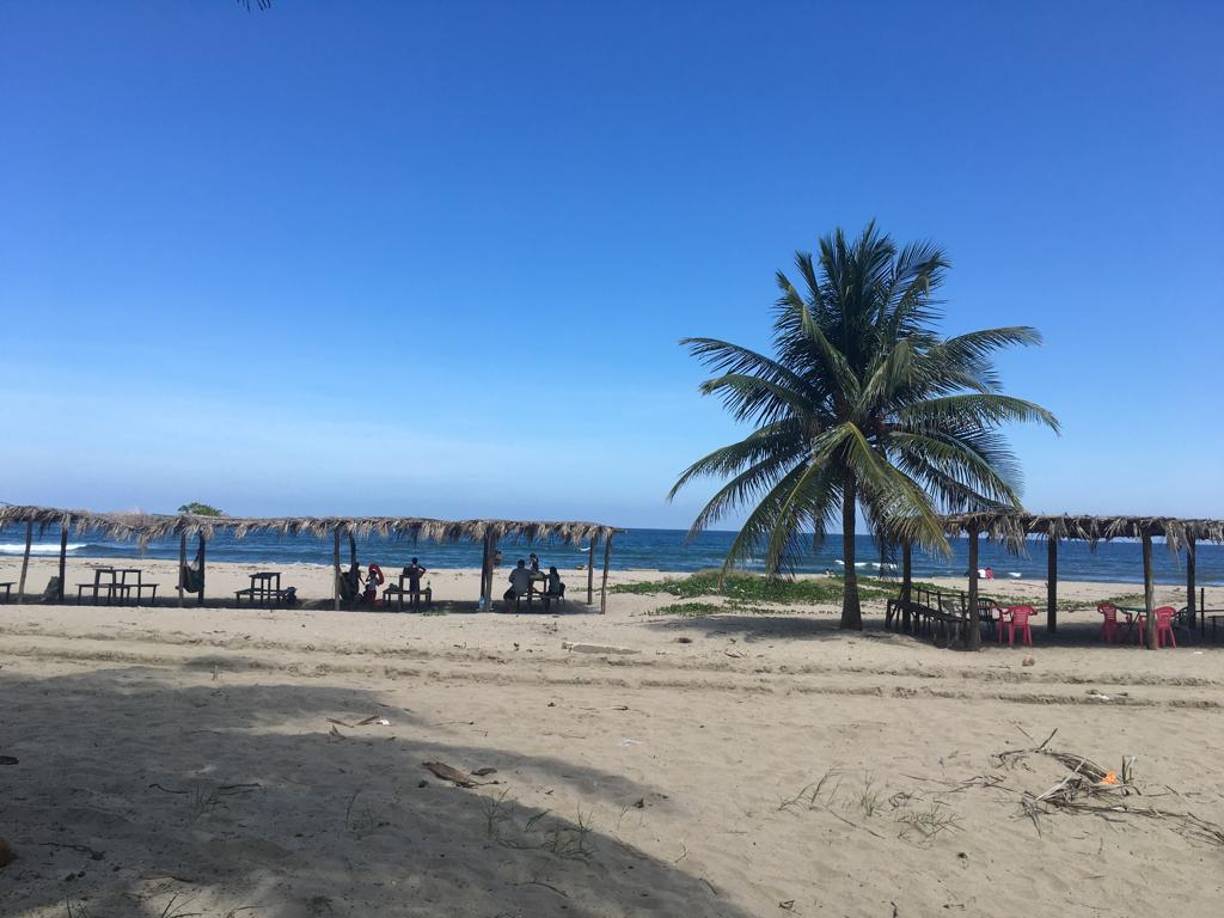 También puede descansar en una de las champas a la orilla del mar, tomarse fotografías y tomar el sol en la arena, o ponerse su traje de baño y disfrutar la frescura de las olas.