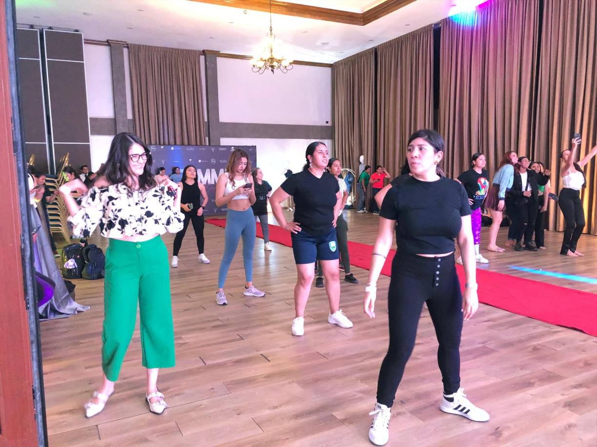 Las chicas vivieron un agradable momento bailando. 