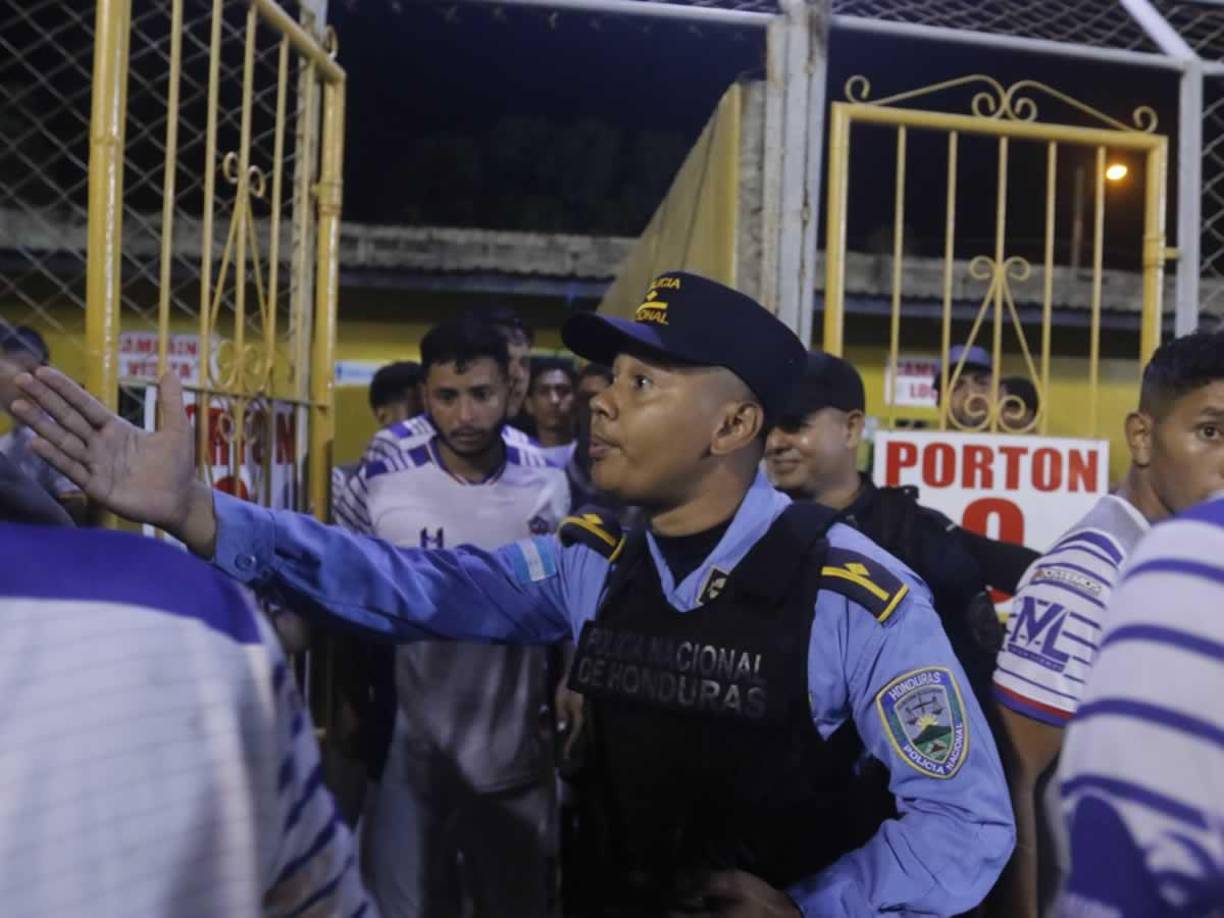 En las radios locales que estaban transmitiendo, las partes dieron sus versiones, y tanto la Policía Nacional como Gerson López se culpaban mutuamente.