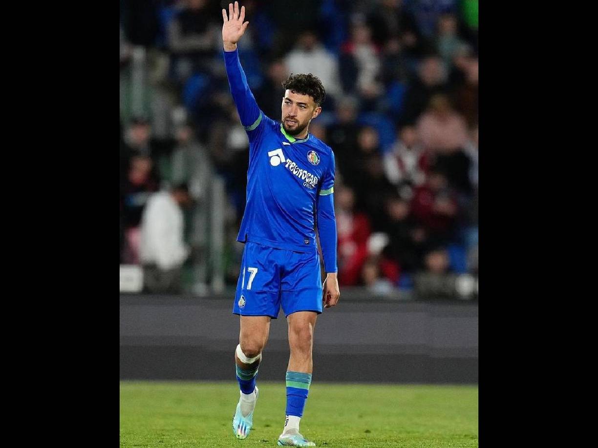 “Munir y esta chica se tiraron toda la noche juntos. Al principio eran más tímidos, pero cuando pasaban las horas la cosa se iba calentando... No se cortaban nada. Se abrazaban y se besaban delante de todo el mundo”, continuó.