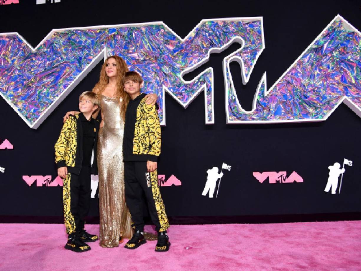 Mientras Shakira hace apariciones públicas con Milan y Sasha, Piqué disfrutó hace unos días de unas lujosas vacaciones al lado de su madre y de su joven novia.