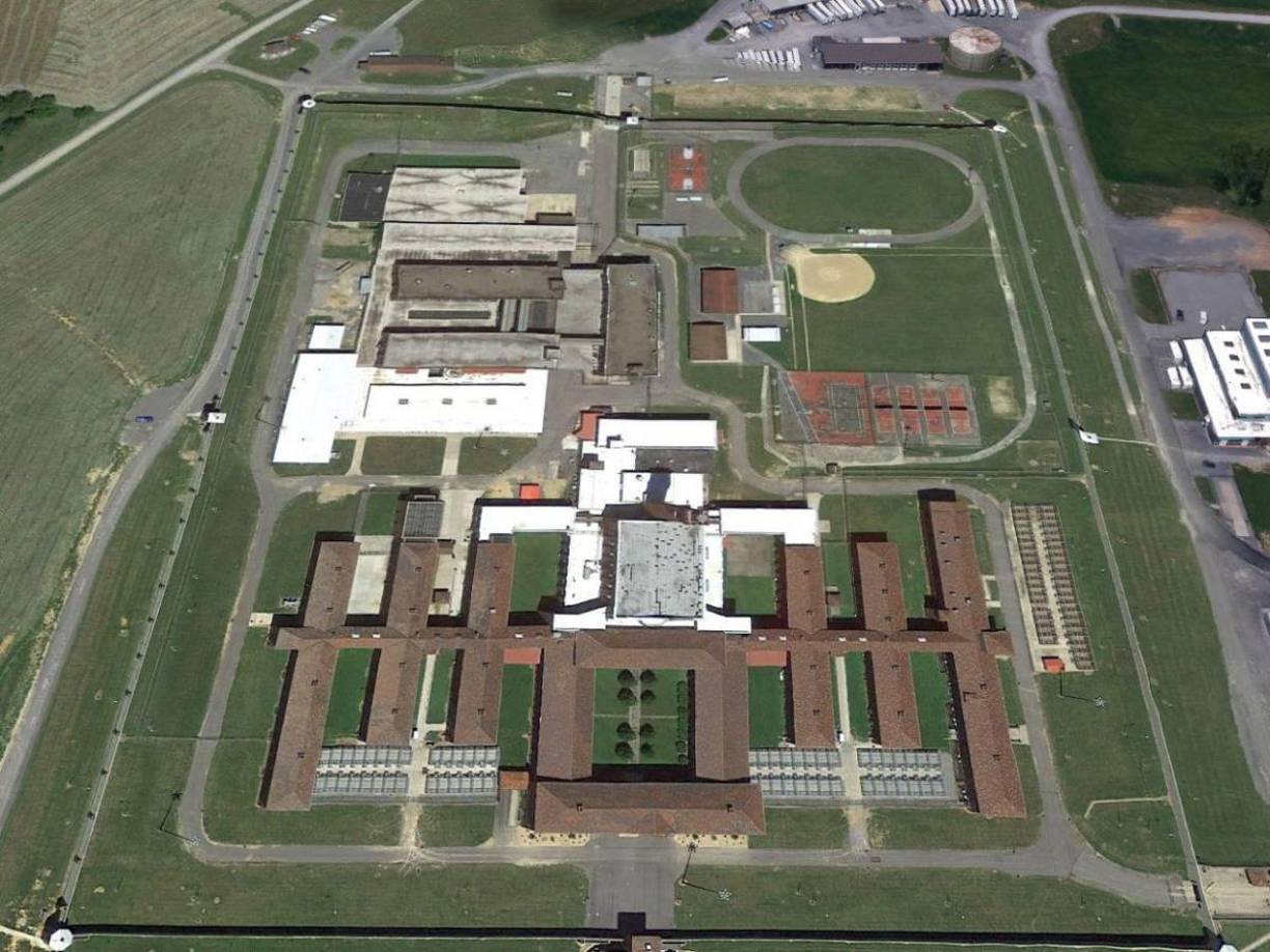 Además de los enfrentamientos, el FCI Lewisburg tiene un historial de negligencia en la prevención de <b>suicidios</b>. 