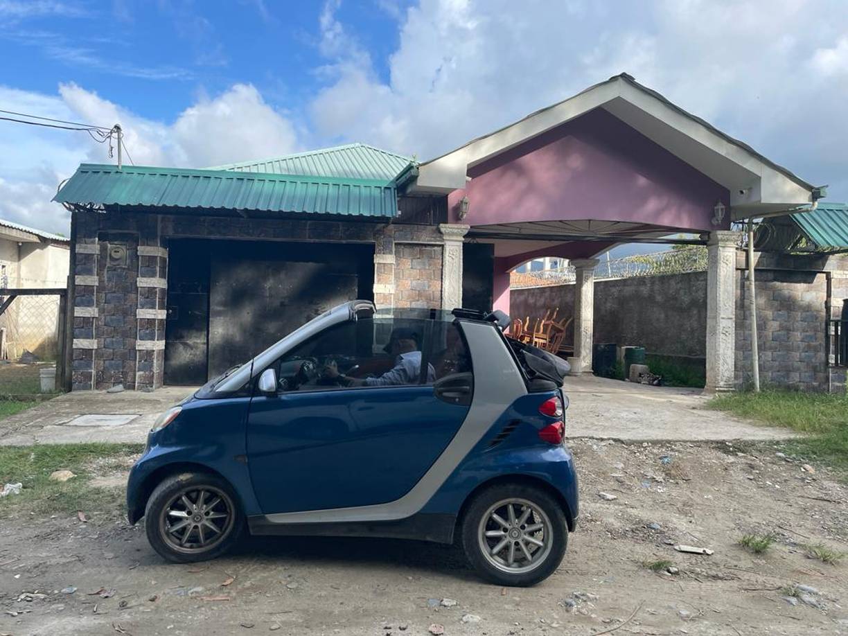 Este vehículo pertenece a Bonilla, según Atic. Se trata de un "smart-car", un vehículo principalmente eléctrico destinado al uso urbano. 