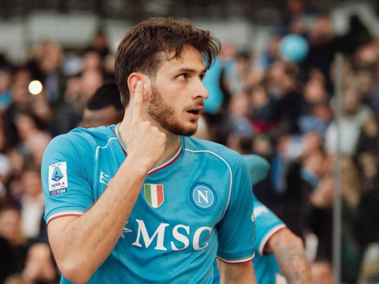 Tras el anuncio de Conte, el periodista Fabrizio Romano adelanta que Kvaratskhelia tiene todo acordado para sumarse a las filas del PSG. El conjunto francés le ofreció un contrato de cinco años y ahora está negociando su traspaso con el Napoli, que rondaría los 80 millones de euros. En cuestión de hora se mudará a París.