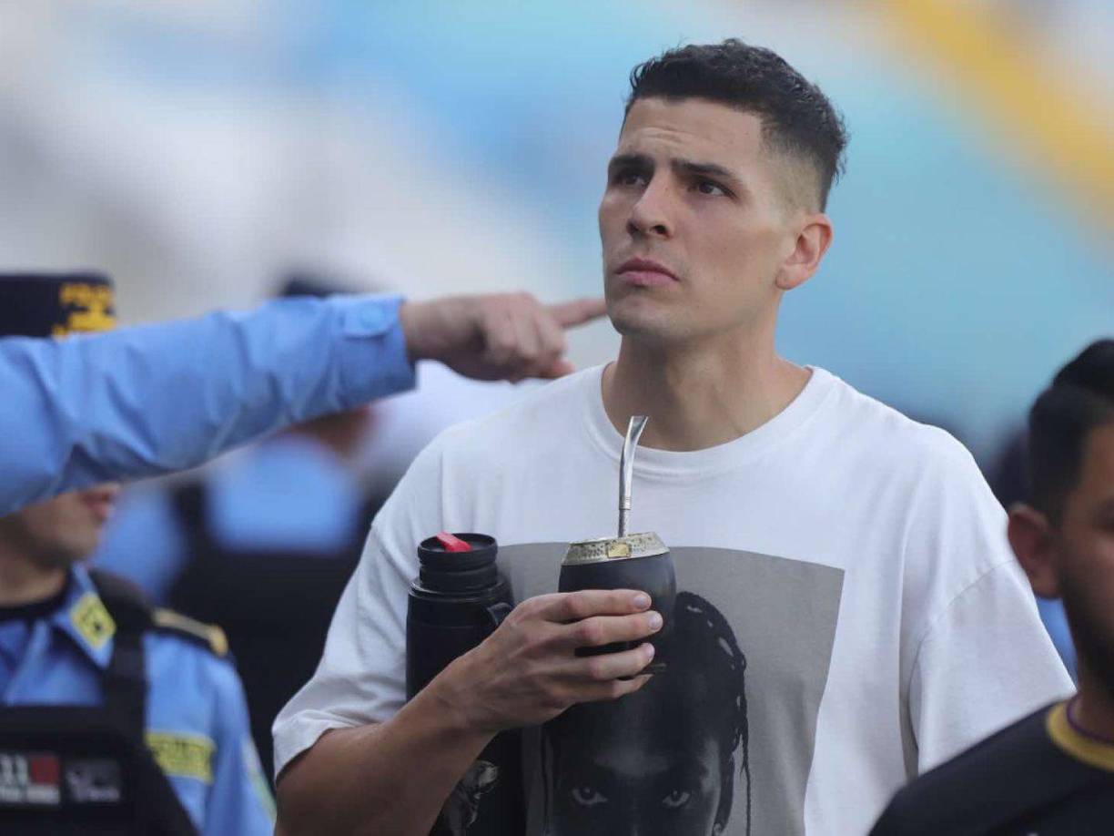 El defensor Oliver Benítez pudo presenciar en directo el clásico. Este lunes se incorpora al entrenamiento del Olimpia.