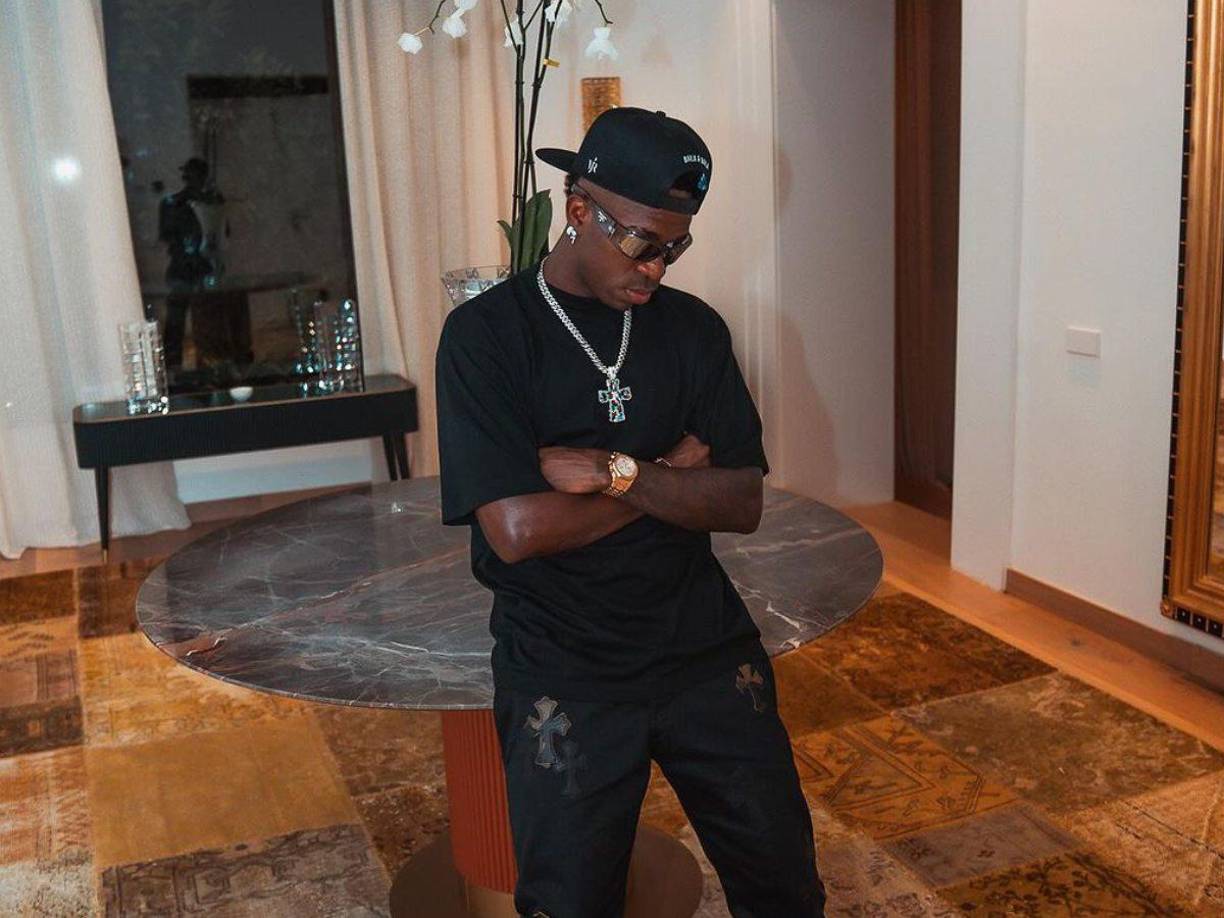 “Gracias por venir a mi casa”, le mencionó Vinicius a Kim Kardashian en una visita que ha provocado diversos comentarios.