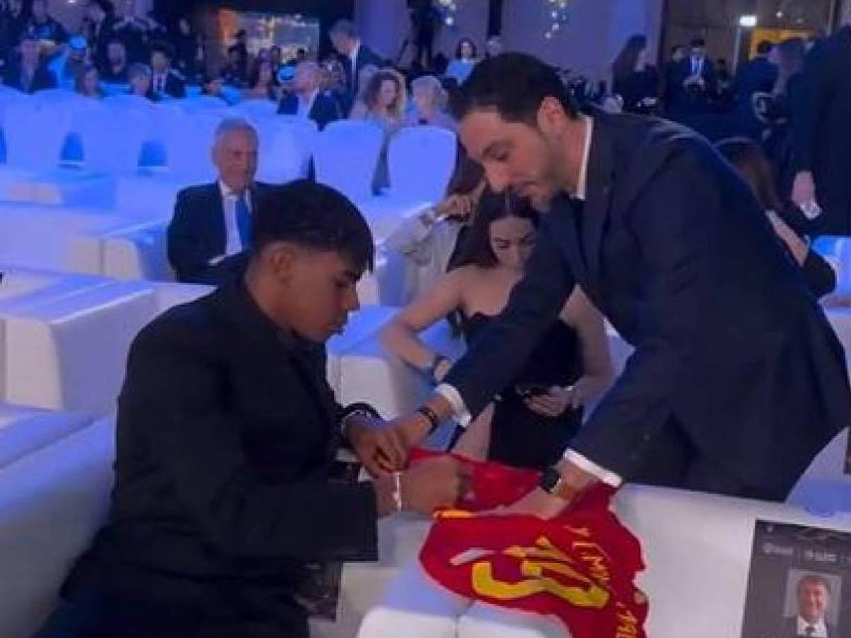 Muchos seguidores del jugador expresaron su indignación al ver que Yamal seguía con Padilla tras la polémica que se desató hace unos meses.