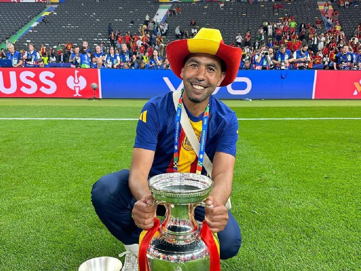 Respecto a la vida laboral de Mounir Nasraoui poco se sabe realmente sobre sus trabajos. Según detallaba el diario ARA hace unos meses, el padre de Lamine Yamal “encadenó varios trabajos temporales, yendo y regresando de Marruecos”.