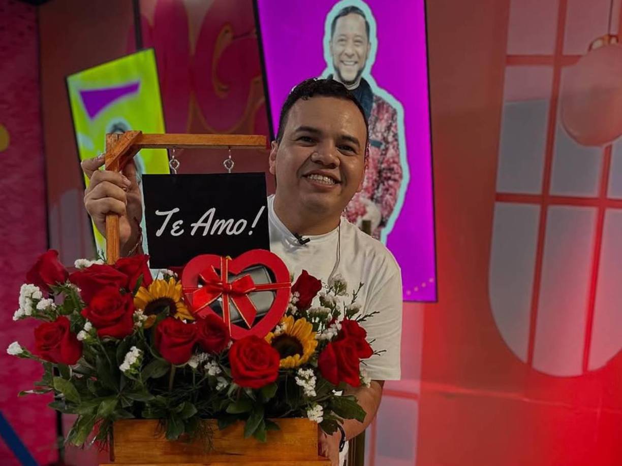 En plena transmisión del programa, Jaime Portillo no pudo contenerse ante el ramo de flores.