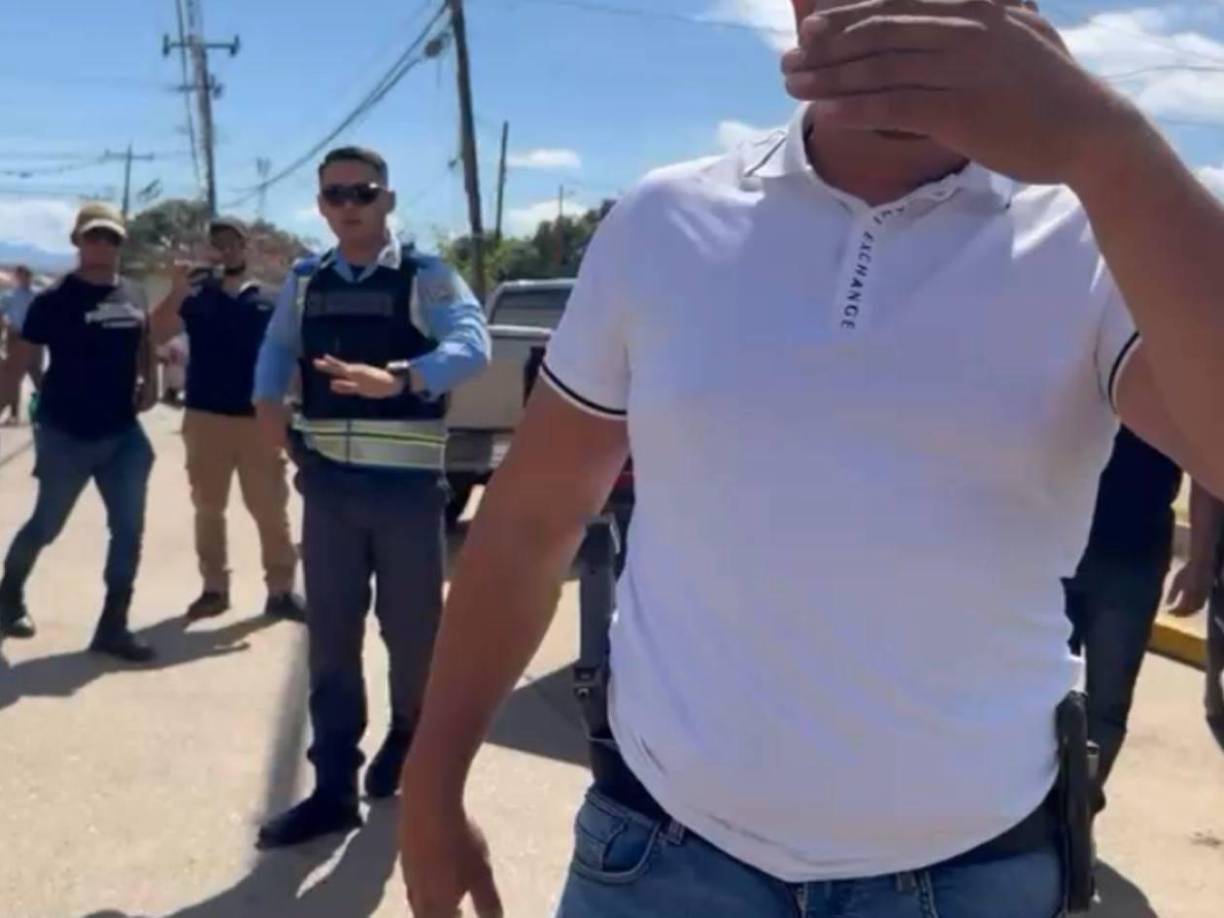Uno de los hombres se acercó a los uniformados en un intento por calmar la situación. Sin embargo, los policías insistieron en que debían presentar los permisos y dejar las armas en sus vehículos.
