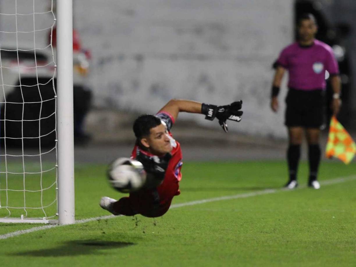 Harold Fonseca adivinó el lanzamiento de penal de Yustin Arboleda, pero no alcanzó a parar el disparo de Yustin Arboleda.