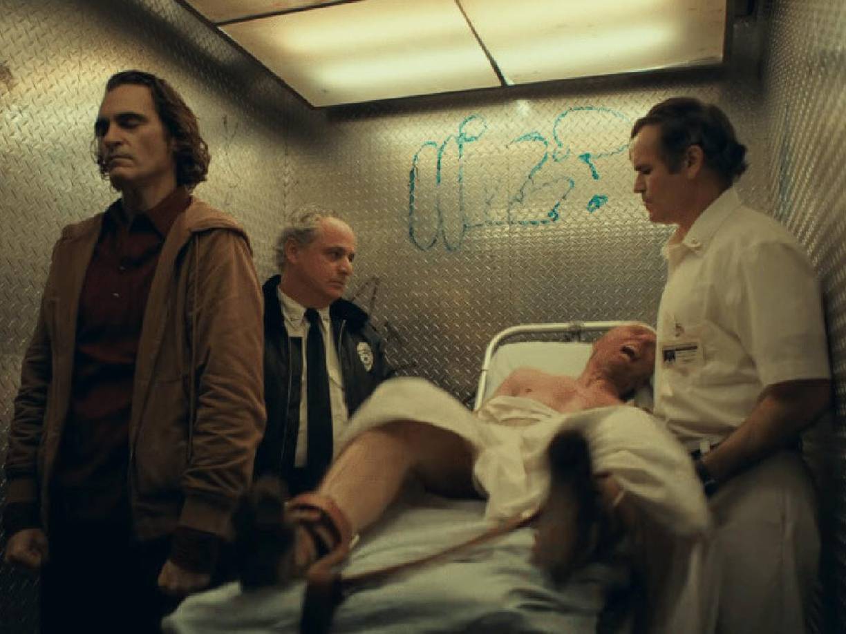 El hospital estatal de Arkham donde Arthur busca el historial clínico de su madre, es una clara referencia al <b>Arkham Asylum</b>, el manicomio que refugia a los criminales más peligrosos de Ciudad Gótica en el cómic de Batman.