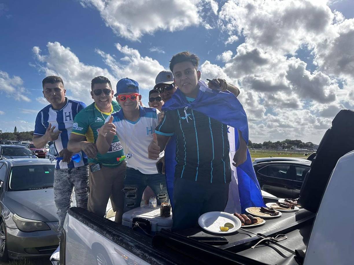 Bellezas, bailes y fiesta catracha: el ambiente en el Honduras-Guatemala en Miami
