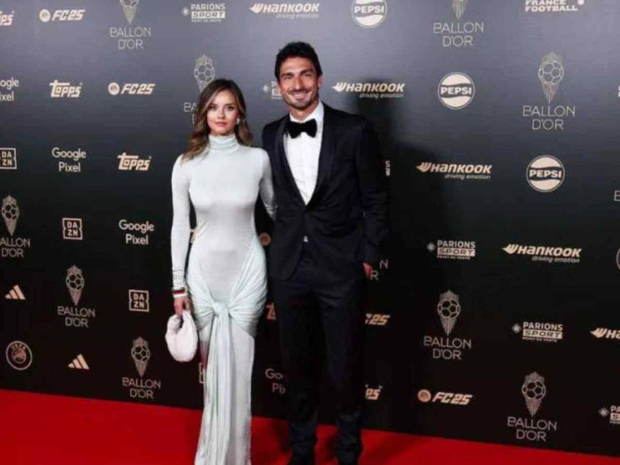 El defensor alemán Hummels es el afortunado de haber conquistado a la hermosa Nicola Cavanis . La pareja se dejó ver por primera vez en la Gala del Balón de Oro y confirmaron su romance. 