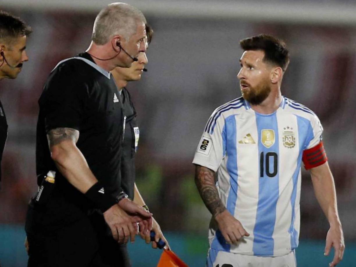 Messi se molestó con los árbitros y si se comprueba que los insultó, podría perfectamente ser castigado. 
