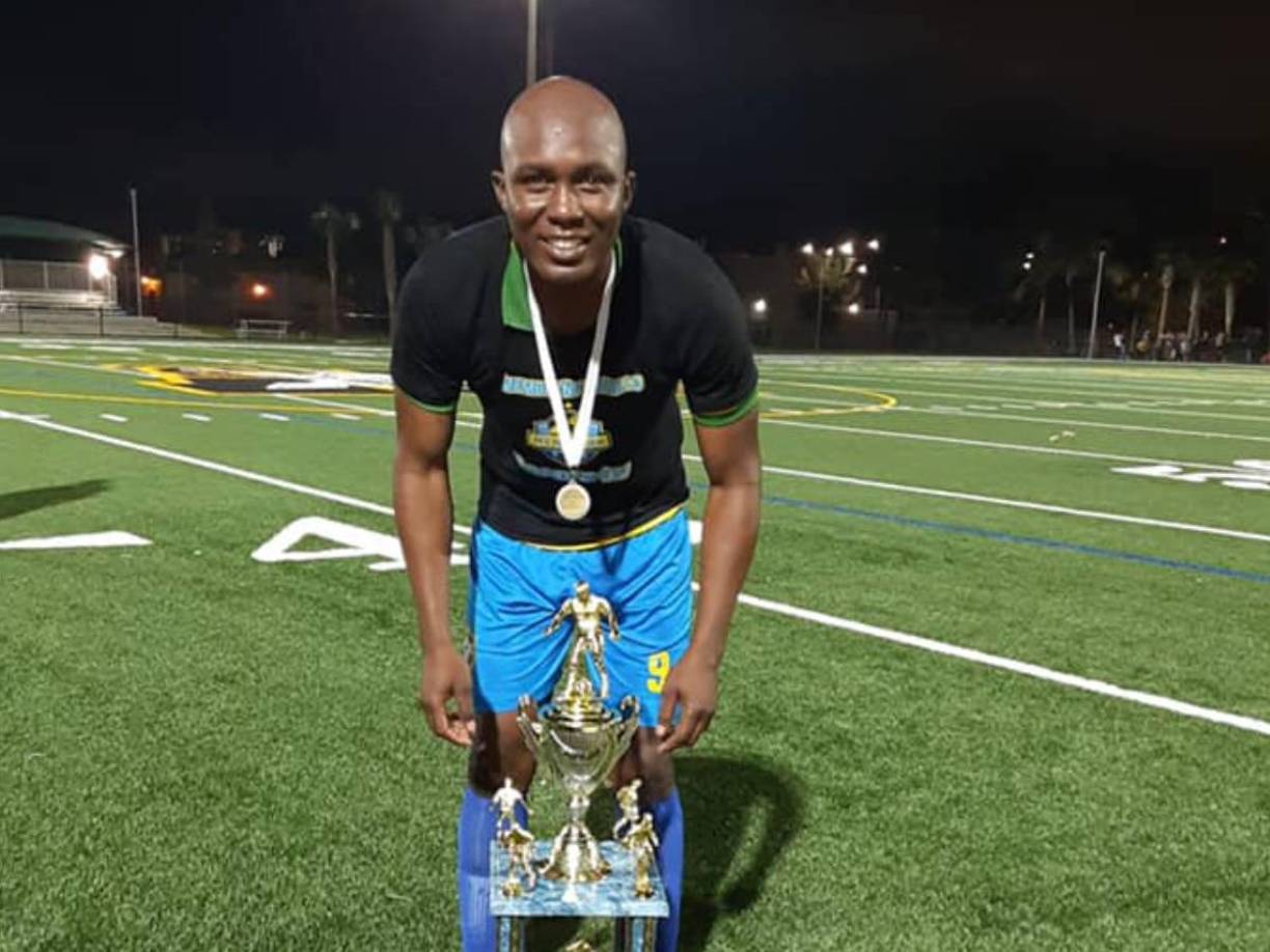 2Yo no estaba preparado para esta noticia, estoy intentando ser fuerte, pero no puedo. Tantos recuerdos y anécdotas con una infancia casi perfecta”, indicó el exdelantero. 