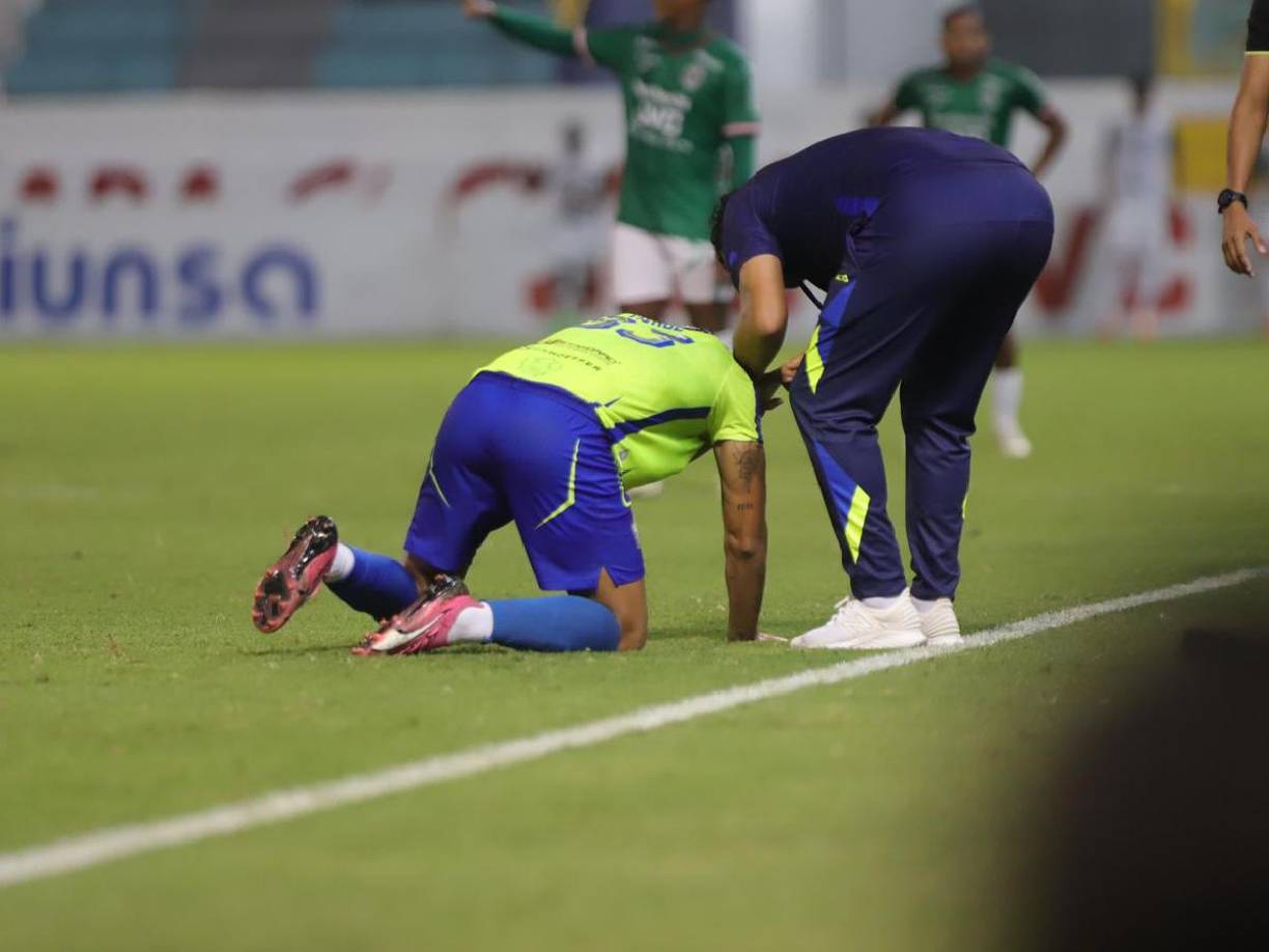  Nelson Muñoz se tiró al suelo tras sufrir dolor en su mano.