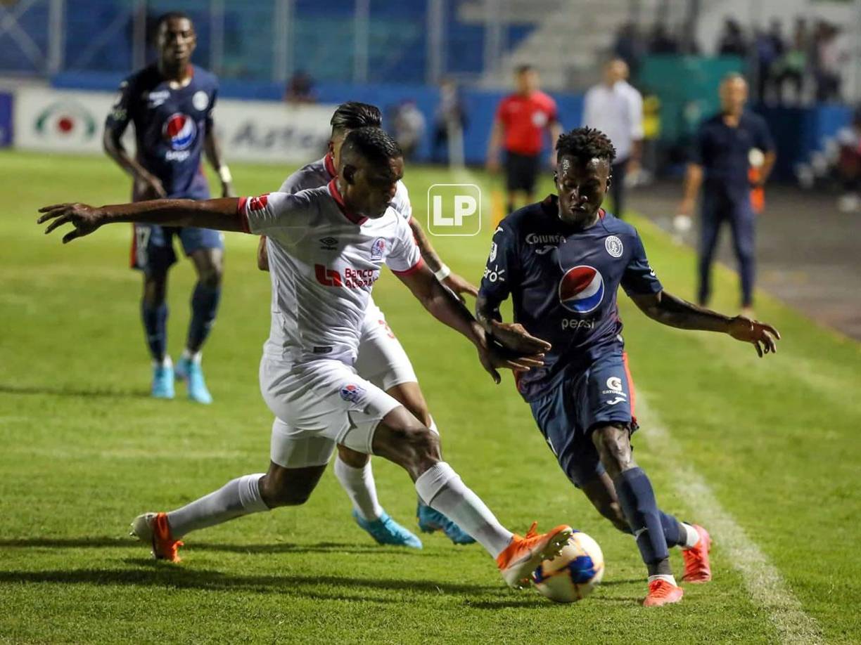 Carlos Mejía tratando de pasar la marca de Brayan Beckeles.