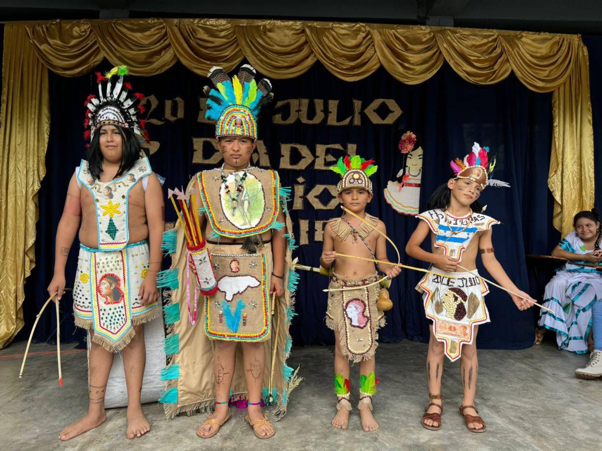 Lempira, cuyo nombre original era Etempica, fue un cacique de la tribu lenca, una de las más importantes de Honduras². Desde joven, Lempira mostró un gran valor y determinación para defender a su pueblo de los invasores españoles. Su liderazgo unió a diferentes clanes indígenas en una resistencia feroz contra los conquistadores, utilizando tácticas de guerrilla y su conocimiento del terreno para enfrentar a los españoles².
