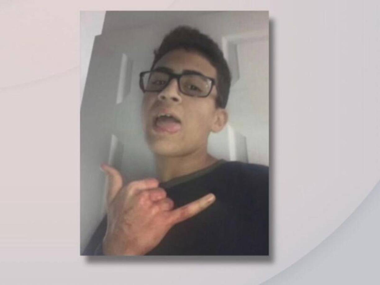 Derek García llamó poco después de las 11:30 de la noche para notificar a las autoridades sobre lo que había hecho, mencionando que “acababa de matar a su madre”, de acuerdo a la declaración de Eddie Rodríguez, portavoz de la Policía de Hialeah, quien fue entrevistado por el sitio local 10 News.