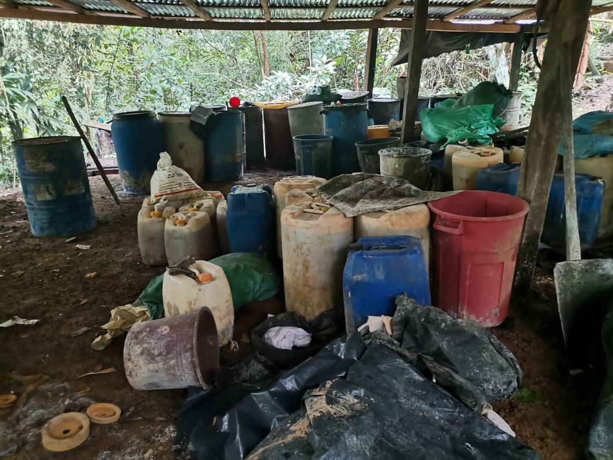 Las autoridades policiales tomaron muestras del producto encontrado para enviarlas a laboratorios de medicina forense.