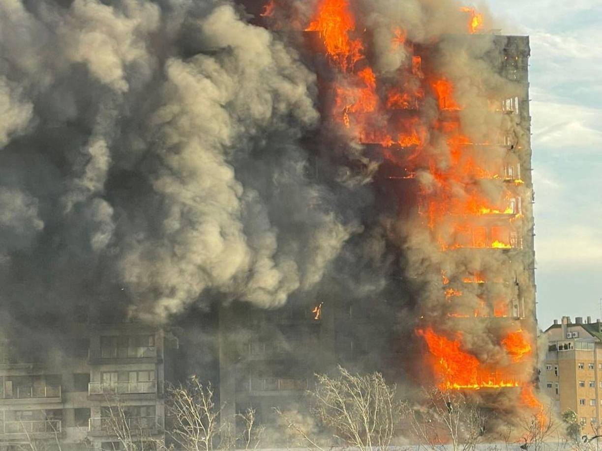 En medio de los esfuerzos desesperados por rescatar a los atrapados, se ha presenciado a dos personas tratando de escapar por un balcón y horas después del inicio del incendio, los bomberos lograron rescatar a un padre y a su hija que aguardaban en uno de los balcones, según informó Levante-EMV.