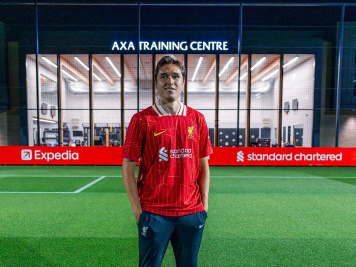 El Liverpool ha fichado al extremo italiano Federico Chiesa por 12.000.000 € + 3M€ bonus. Firma hasta junio de 2028. El jugador era pretendido por el Barcelona.