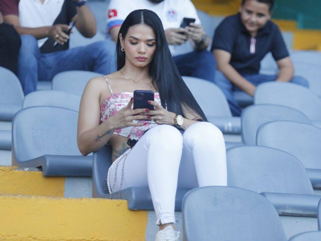Una hermosa chica que robó suspiros en el sector de silla del estadio Morazán.