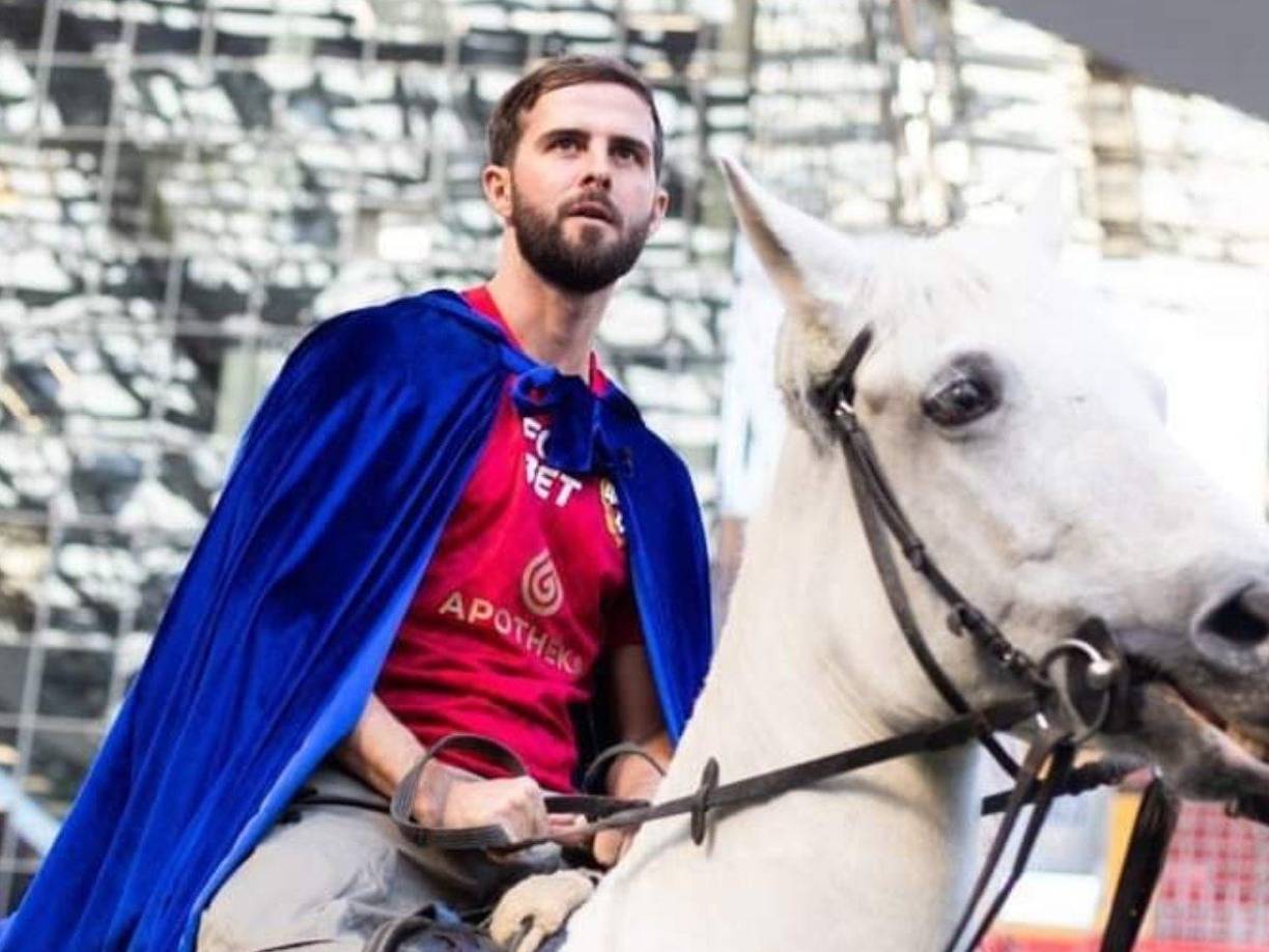 El CSKA Moscú ha fichado al mediocentro bosnio Miralem Pjanic, volante que llega procedente de Emiratos Árabes Unidos. Firma hasta final de temporada con opción a otra.