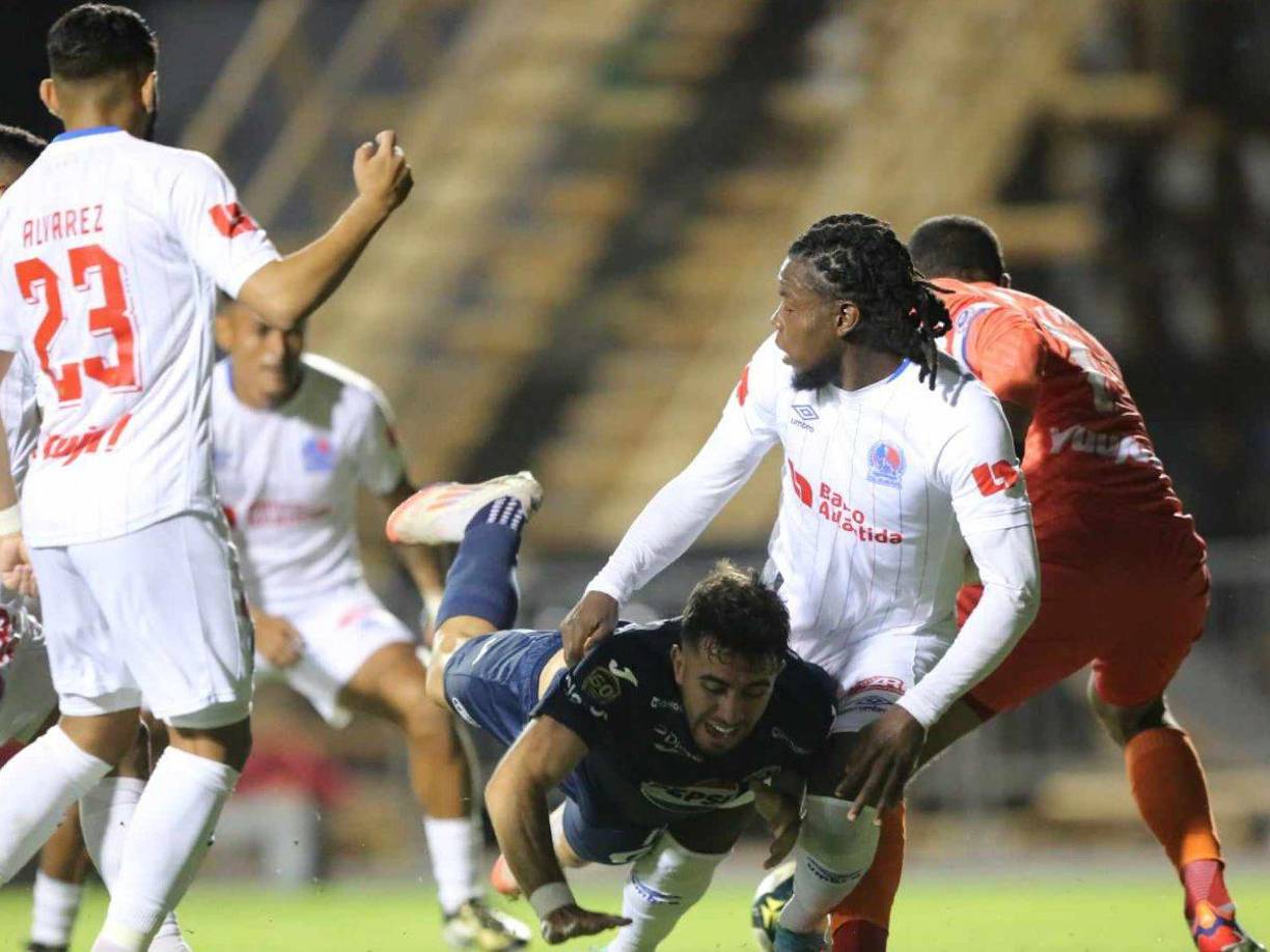 Al minuto 55 otra polémica: Penal a favor del Motagua no sancionado por Said luego de que José García derribó en el área a Agustín Auzmendi. 