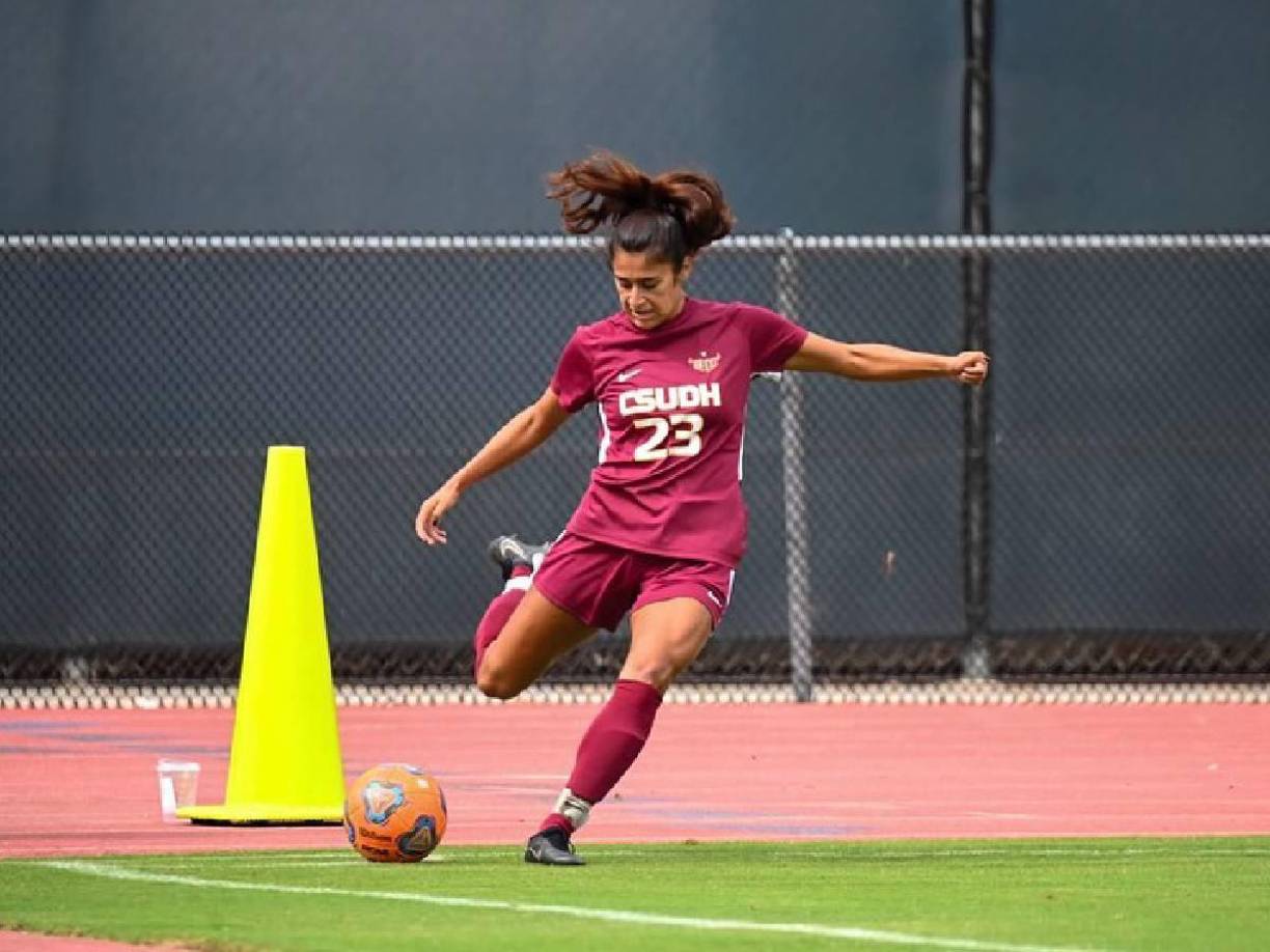 Asimismo, la joven hizo solicitud para revisar las cámaras, pero el club no le brindó las imágenes. El acoso se intensificó y “personas rompieron uno de los cristales de su casa durante este periodo”.
