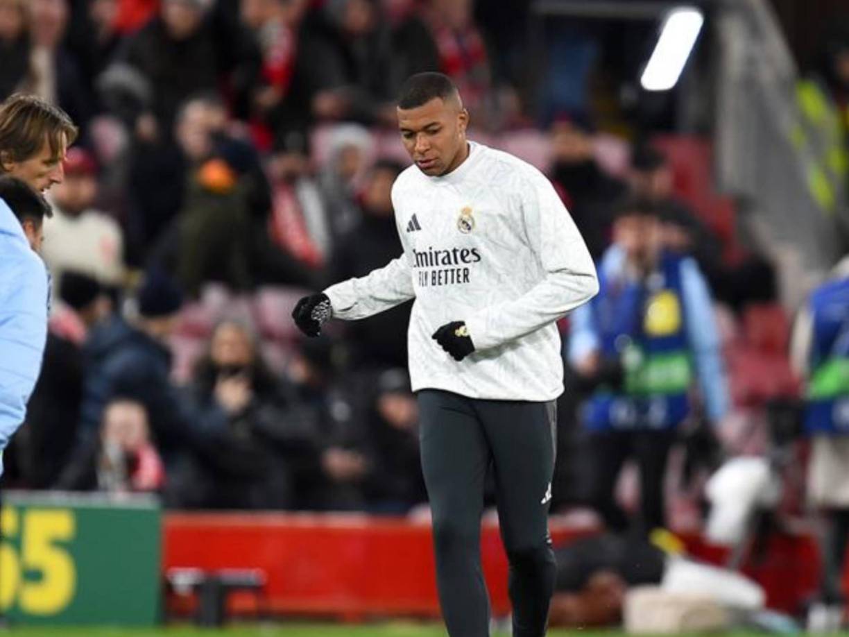  Al extremo galo se le ve con la mente en otro sitio, ausente, fuera de juego total.