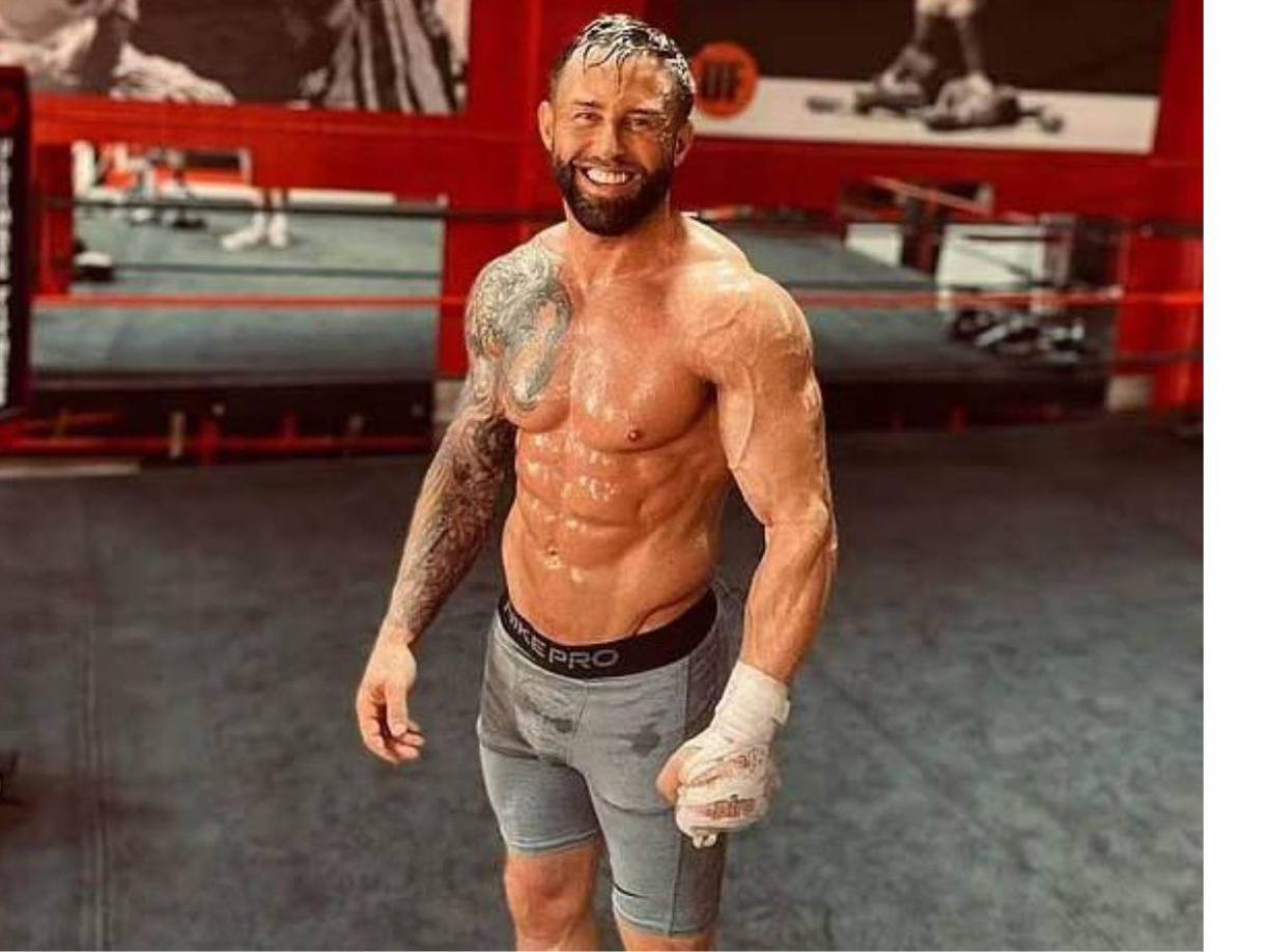 La foto policial de Robert Rimmer, de 36 años, buscado por delitos relacionados con las drogas, ha atraído cientos de comentarios, principalmente de personas que esperan atraparlo primero.