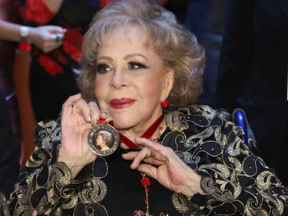 Finalmente la hija de Silvia Pinal y Luis Enrique Guzmán detalló que su mamá continuará bajo observación médica durante los próximos días. Conmovida reconoció que Silvia Pinal ha hecho todo por ella, por lo que no la dejará sola en este complicado momento que vive. 