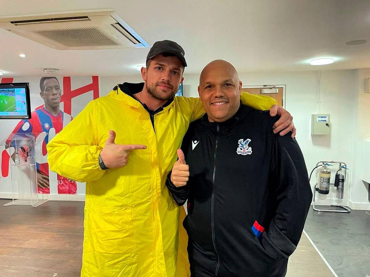 “Es bastante difícil para algunos de nosotros. Por no hablar del valiente padre de nuestro querido amigo Ollie que falleció. Señor y señora Spedding, todos amamos a su hijo en Croydon. Una vez un tranvía, siempre un tranvía”, escribió en su cuenta de X Jason Campbell, el entrenador de porteros del Croydon FC, junto a un video del minuto de silencio. “Un guerrero en el campo” y “Un loco con un corazón enorme”, así lo describieron sus ex compañeros de equipo al referirse a su fallecimiento en los comentarios.