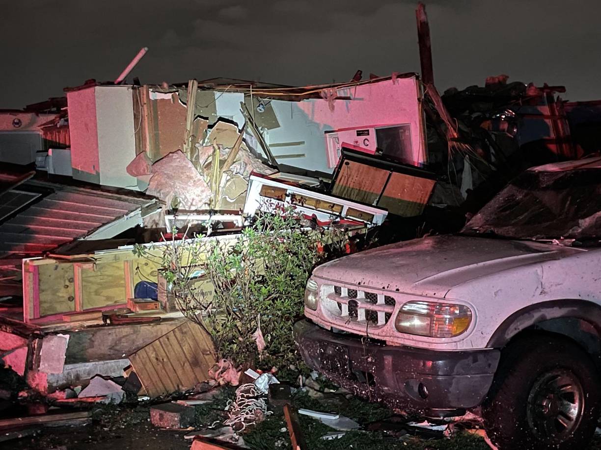 Un tornado mató al menos a una persona y destruyó casas cerca de la ciudad estadounidense de Nueva Orleans, Luisiana, el martes por la noche, según reportes de la prensa.