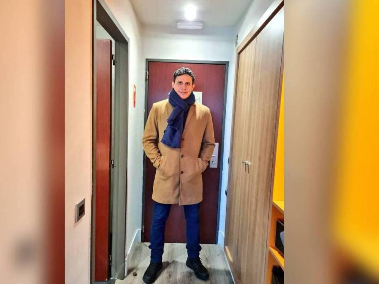 “Ya va a venir mi hija, ahorita anda trabajando, para que hable con él, es un vividor, es un vividor. ¡Hablá, sé hombre! ”, continuaba diciendo el novio, mientras una multitud de personas lo rodeaba.