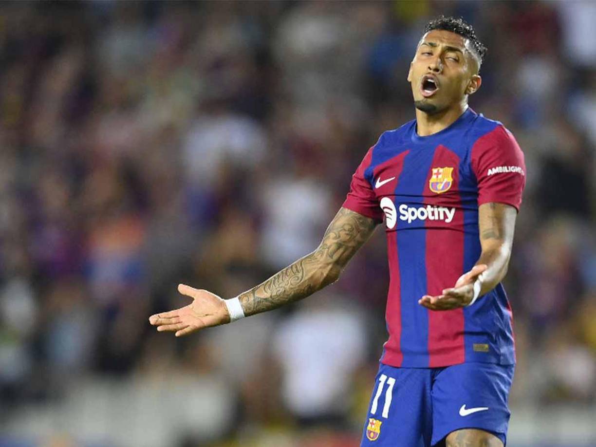 Hubo una mala noticia en Barcelona: El brasileño Raphinh se lesionó en el primer tiempo y se marchó a los 36 minutos.