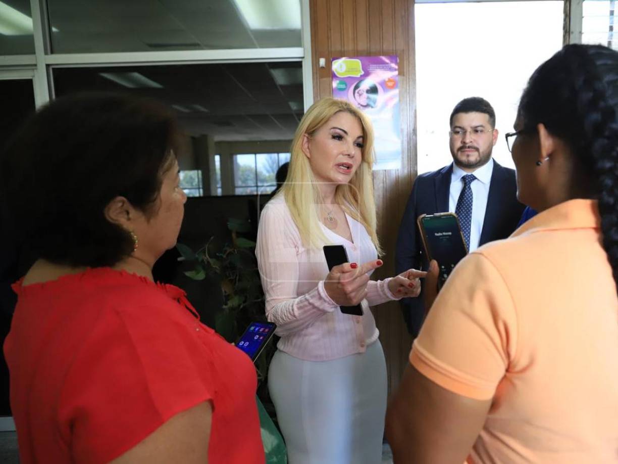 “Vengo para intentar concluir la adopción de mi hijo mayor que fue realizada en Córdoba, Argentina, y que luego, cuando ya mi hijo tenía 21 años, para no requerir la autorización de la familia, y cuando fue presentada ante la Corte hondureña, nos encontramos con la sorpresa de que el magistrado de ese momento nos pedía la autorización de la familia”, reveló.